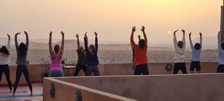 Yoga au lever du soleil