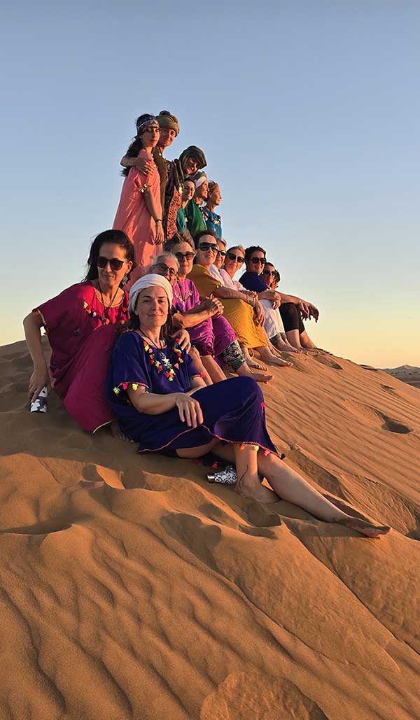 groupe de femmes désert